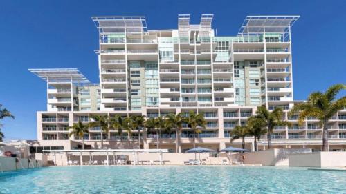 Pelican Waters Hotel | Lovely Studio Apartment Overlooking Golf Course!