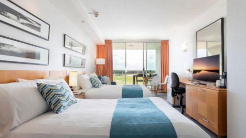 Pelican Waters Hotel | Lovely Studio Apartment Overlooking Golf Course!