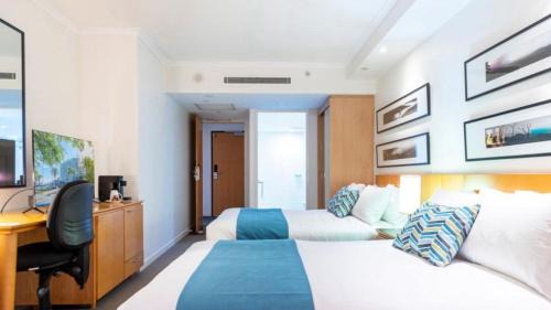 Pelican Waters Hotel | Lovely Studio Apartment Overlooking Golf Course!