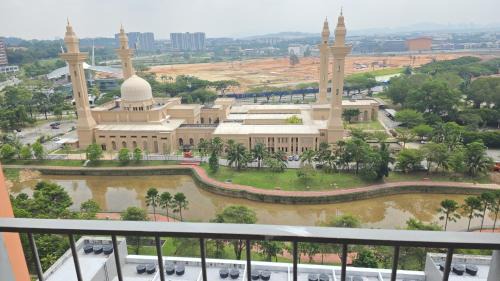 Bukit Jelutong Apartment | Lovely Studio with view
