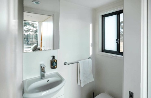 Woodvale Cabin | Lovely Tiny House with Barbecue in Maiden Gully, Victoria