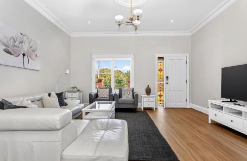 Nailsworth House | Lovely Villa on the Border of Prospect
