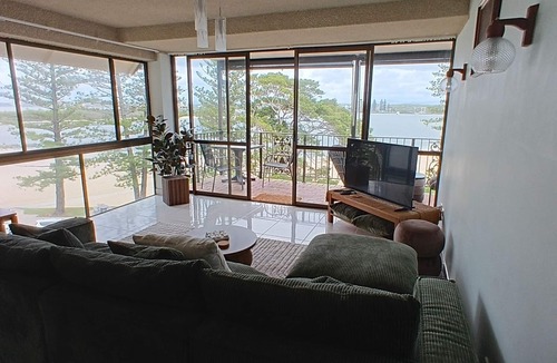 Caloundra Apartment | Lowanna Unit 10, 24 Bulcock Beach Esplanade, Bulcock Beach