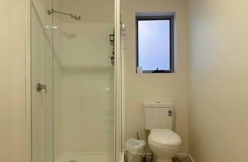 Lindisfarne Apartment | Lower Unit – Near CBD & Airport