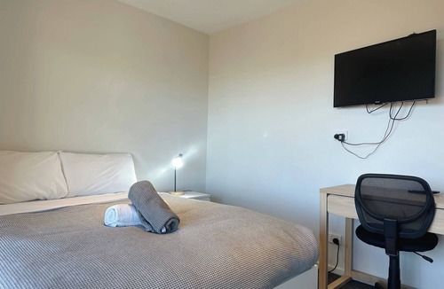 Lindisfarne Apartment | Lower Unit – Near CBD & Airport
