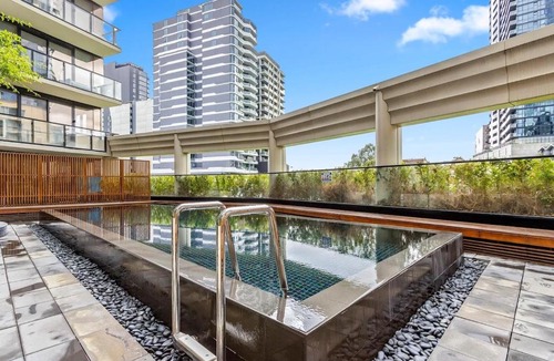 South Yarra Apartment | Lucia South Yarra Pool Gym free Parking
