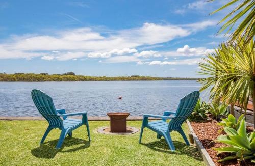 Swansea House | Ludford Lakefront & Beachside Retreat for Groups
