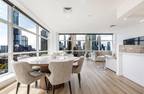 Melbourne Central Business District Apartment | Lumina - Panoramic River & Skyline Outlook with Pool