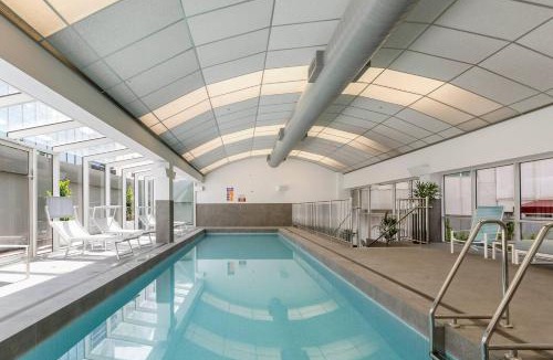 Melbourne Central Business District Apartment | Lumina - Panoramic River & Skyline Outlook with Pool