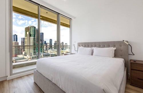 Melbourne Central Business District Apartment | Lumina - Panoramic River & Skyline Outlook with Pool