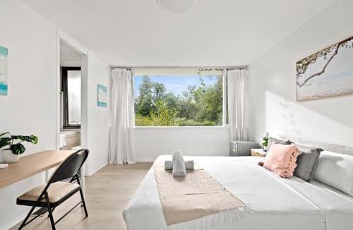 Pymble House | Luminous Ensuite Queen Room - Centrally Located