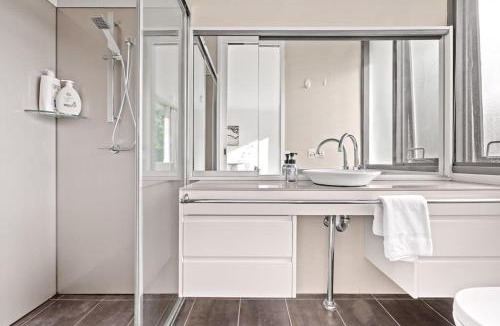 Pymble House | Luminous Ensuite Queen Room - Centrally Located
