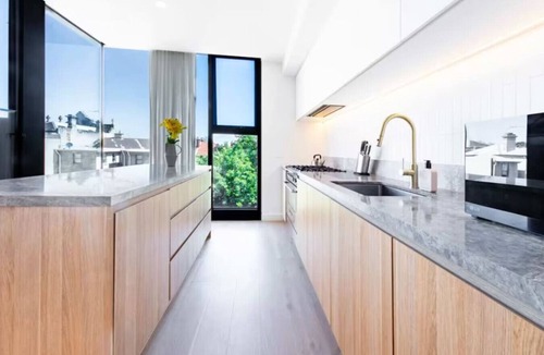 St Kilda Apartment | Lux 3Bed House, Rooftop BBQ & Parking - near beach