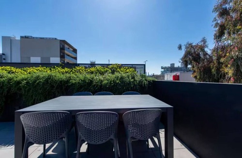 St Kilda Apartment | Lux 3Bed House, Rooftop BBQ & Parking - near beach