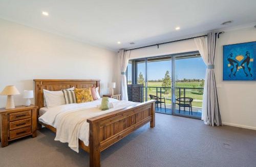 Clyde North House | Lux Clyde North Super Spacious Retreat