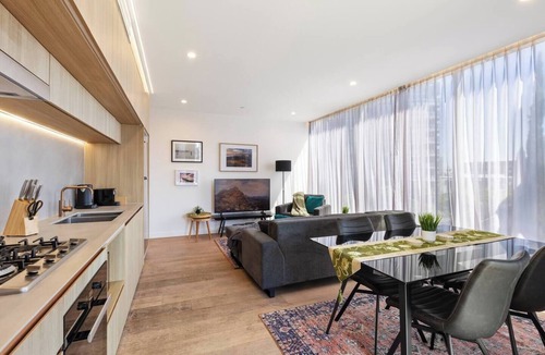 Kangaroo Point Apartment | Lux Style Spacious 2 Bed Apt, Pool , Parking