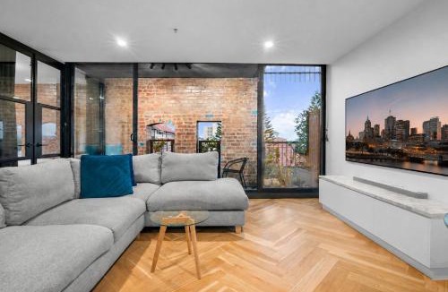 Port Melbourne Apartment | Luxe 2 Bed Apt Seconds to Beach & Minutes to City