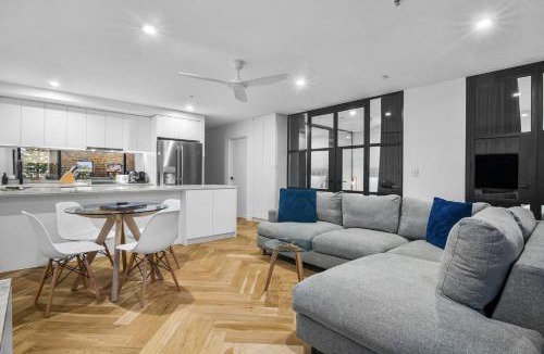 Port Melbourne Apartment | Luxe 2 Bed Apt Seconds to Beach & Minutes to City