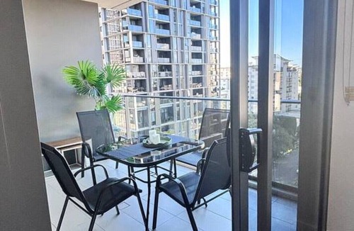 Milton Apartment | Luxe 2BR |Sleeps 6 |Balcony |Pool |Walk To Suncorp