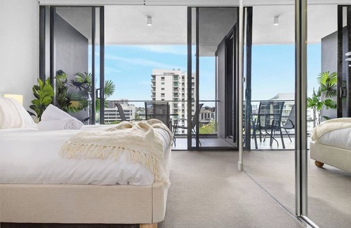 Milton Apartment | Luxe 2BR |Sleeps 6 |Balcony |Pool |Walk To Suncorp