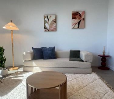 East Brisbane Apartment | Luxe 2BR with Rooftop Pool and CBD View