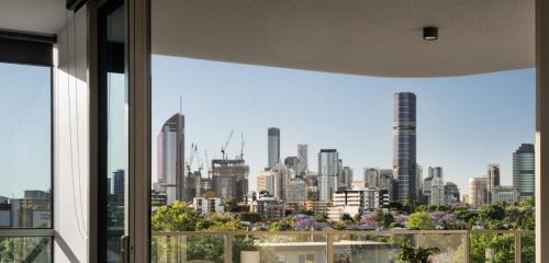 East Brisbane Apartment | Luxe 2BR with Rooftop Pool and CBD View