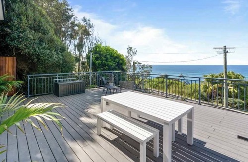 Forresters Beach Apartment | Luxe Beach Studio | Deck, Sleeps 2, Beach Walk