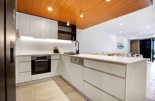 Alexandra Headland Apartment | Luxe beachfront Apt @ Beach Life