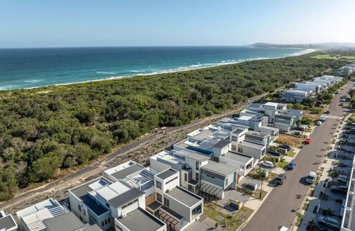 Magenta Shores House | Luxe Beachfront 4BRM, Mega Terrace & Resort Pools