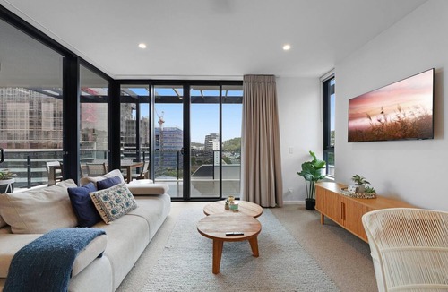 Burleigh Heads Apartment | Luxe Beachfront 2-Bed With Gym, Pool & Views