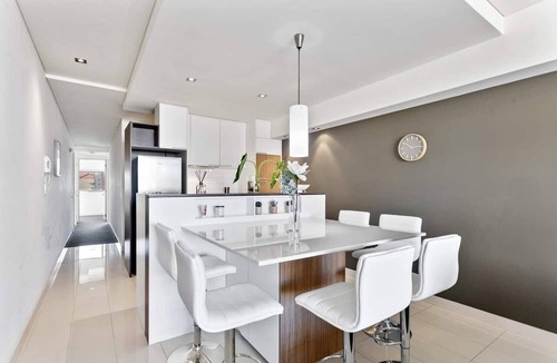 East Perth Apartment | Luxe Chic 3bd Apt City Skyline views
