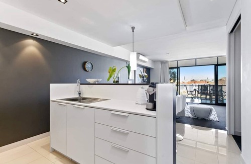 East Perth Apartment | Luxe Chic 3bd Apt City Skyline views