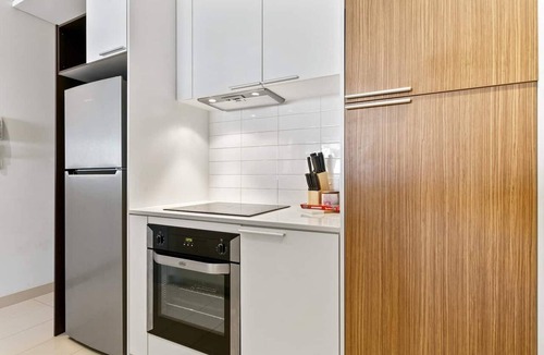 East Perth Apartment | Luxe Chic 3bd Apt City Skyline views