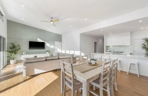 Crescent Head Apartment | Luxe Coastal Escape. Walk to beach, cafe and shops.
