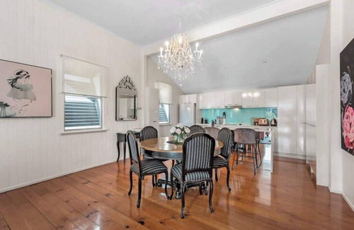 Teneriffe House | Luxe Inner-City Home with City Views! ~ Teneriffe