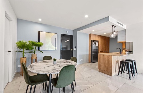 Newstead Apartment | Luxe Newstead Pad with 65-inch TV, Balcony, Pool and Gym