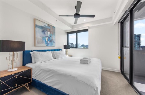 Newstead Apartment | Luxe Newstead Pad with 65-inch TV, Balcony, Pool and Gym