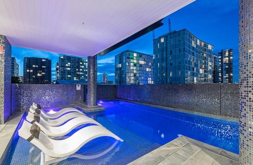 Newstead Apartment | Luxe Newstead Pad with 65-inch TV, Balcony, Pool and Gym