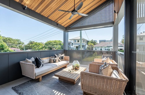 Southport Apartment | Luxe Oasis - Central Southport
