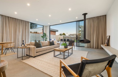 Flinders House | LUXE poolside living, in the heart of Flinders.