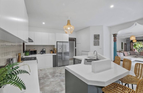 Thirroul House | LUXE THIRROUL RESORT HOME, POOL, SPA, HOME THEATER ROOM SLEEPS 12