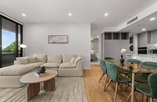 Canberra Apartment | Luxurious 2BR In Sought-After `Eastbourne` Complex