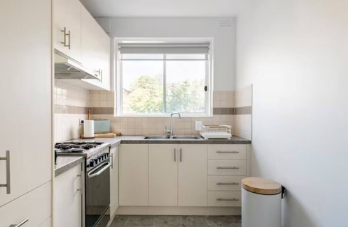 Moonee Ponds Apartment | Luxurious 2BR: Near Showgrounds & Racecourse!