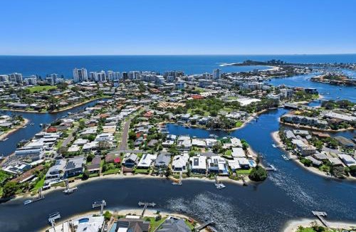 Mooloolaba House | Luxurious 4 bedroom waterfront home pet friendly near Ocean