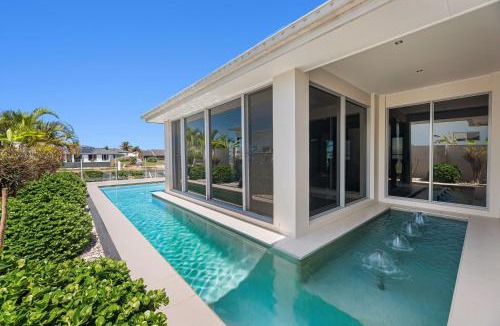Mooloolaba House | Luxurious 4 bedroom waterfront home pet friendly near Ocean