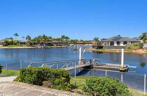 Mooloolaba House | Luxurious 4 bedroom waterfront home pet friendly near Ocean