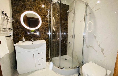 Glenroy Apartment | Luxurious Apartment, 9-min from Airport 2BR 2BA