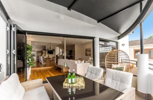 Currumbin House | Luxurious Beachside Oasis with Ocean Views