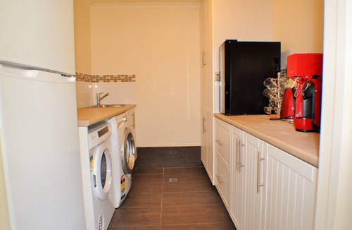 Victor Harbor House | LUXURIOUS Couples Escape ♥ Spa Bath ♥ Netflix, NBN