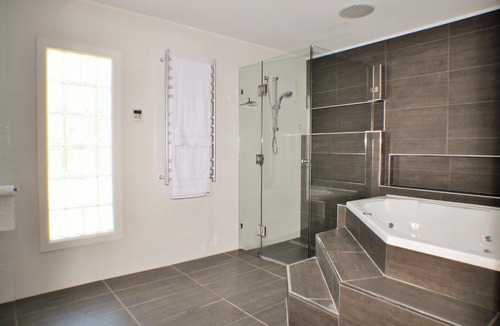 Victor Harbor House | LUXURIOUS Couples Escape, SPA BATH, Netflix, NBN